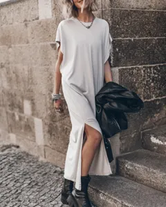 Casual maxi φόρεμα με στρογγυλό λαιμό, κοντά μανίκια και μοντέρνο πλαϊνό σκίσιμο.