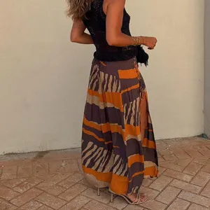 Bohemian maxi φούστα παραλίας με πλαϊνό σκίσιμο και αφηρημένο print για γυναίκες.
