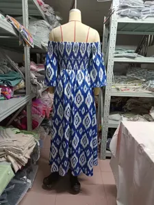 Vestido largo estampado en azul y blanco con hombros descubiertos, corpiño nido de abeja.