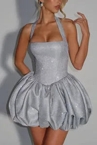 Dettaglio abito corto argento glitterato, corsetto aderente con gonna a palloncino.