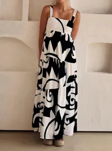 Vue détaillée de la robe longue à bretelles et imprimé abstrait noir et blanc à étages.