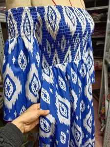 Chic vestido largo estampado en azul y blanco de hombros descubiertos con cuerpo nido de abeja.