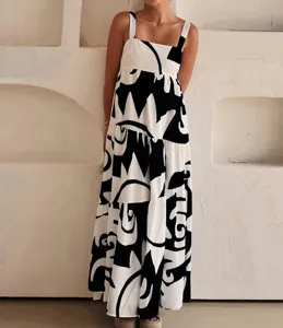Robe longue maxi à imprimé abstrait noir et blanc, vue détaillée du design à étages.