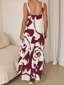 Vue de dos d'une femme portant une maxi robe longue imprimé floral abstrait.