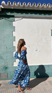 Vista detallada del vestido largo estampado en azul y blanco con hombros descubiertos.