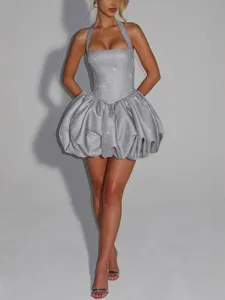 Bellissimo abito corto argento brillante con scollo halter e gonna a palloncino