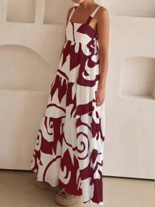 Vue détaillée de la robe longue à bretelles imprimée à étages avec motif abstrait chic.