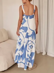 Robe longue maxi femme décontractée dos nu à bretelles spaghetti imprimé bleu et blanc.