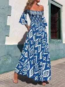 Vestido largo maxi boho con estampado ikat azul y blanco hombros descubiertos verano