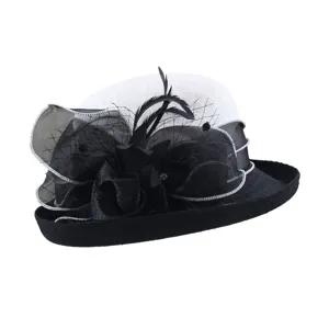 Κομψό ασπρόμαυρο γυναικείο καπέλο fascinator με φτερά δικτυωτού και λουλουδάτη διακόσμηση.