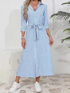 Detalle del vestido camisa a rayas azules y blancas con cuello solapa y cinturón ajustable.