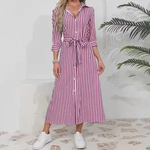 Elegante vestido camisero a rayas con cinturón, ideal para estilo casual y vacaciones.