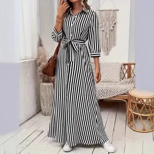 Vista detallada de un elegante vestido camisero de rayas con cinturón y mangas.