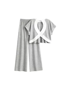 Gedetailleerd overzicht van de grijze gestreepte loungewear set voor dames met kruisrug.