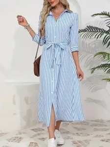 Vestido midi camisero de rayas azul y blanco con cinturón, manga media y abertura.