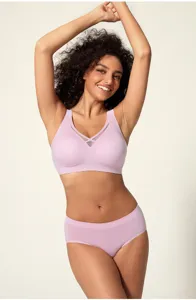Vista dettagliata del set di reggiseno e slip senza cuciture taglia forte con spalline.