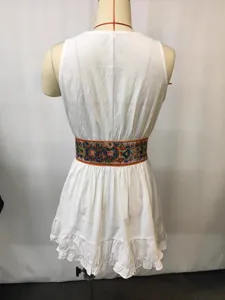Witte mouwloze mini-jurk met kleurrijke tailleprint, chique zomerse casual damesmode.