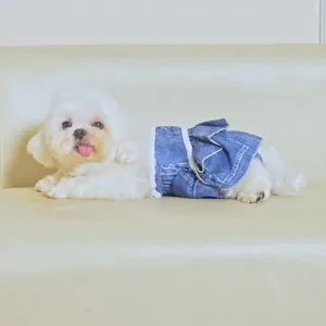 Close-up van hygiënische broekjes voor huisdieren bij een schattige hond met spijkerrok.