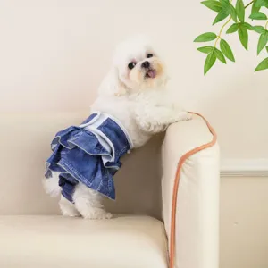 Gedetailleerd overzicht van de schattige honden denim fysiologische broek, leuke volants, comfortabel.