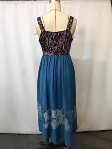 Abito lungo donna estivo con spalline patchwork, stampa astratta, gonna blu e orlo in pizzo.
