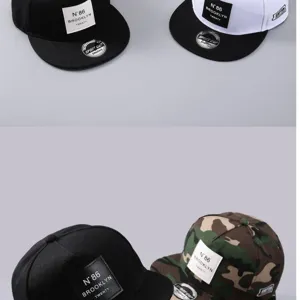 Vista detallada de modernas gorras de béisbol hip-hop con parches elegantes y viseras planas.