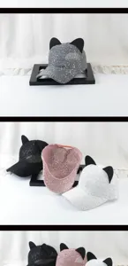 Vue détaillée de casquette résille à paillettes respirante avec oreilles de chat pour l'été.