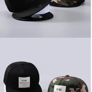 Vista detallada de gorra de béisbol hip-hop de ala plana moderna con parche frontal elegante.