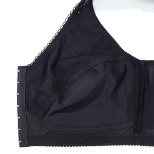 Vue détaillée d'un soutien-gorge sans armatures grande taille en tissu filet doux et résistant.