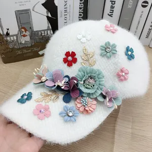 Berretto da baseball peloso e caldo con fiori di stoffa colorati e strass brillanti per donna.