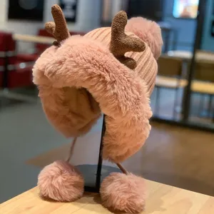 Joli chapeau d'hiver en peluche avec bois et rabats d'oreilles, design chaud et pompon moelleux.