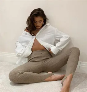 Gerippte Damen Steigbügel Leggings Detailansicht mit bequemer passform und elastischem bund.