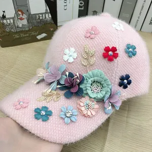 Dettaglio ravvicinato di un berretto rosa peluche decorato con splendidi strass.