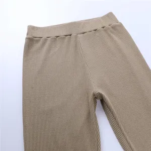 Nahaufnahme der gerippten Damen-Leggings in Khaki, die die strukturierte Stoffoberfläche zeigt.