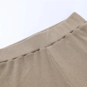 Nahaufnahme des gerippten Taillendesigns für Damen Hosen und Leggings mit weichem Stoff.