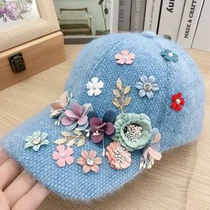 Berretto da baseball in morbido peluche caldo da donna con fiori in tessuto e strass luminosi.