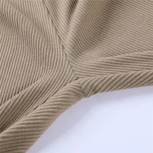 Nahaufnahme des Rippstrick-Stoffes für Damenleggings, zeigt feine Textur und saubere Nähte.