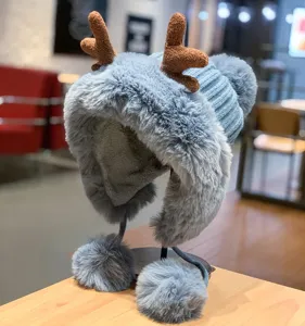 Joli bonnet trappeur d'hiver en peluche avec bois de cerf et pompons chauds pour femmes.