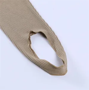 Nahaufnahme von gerippten Strick-Steghosen Detail, khaki elastischer Stoff, bequemer Saum.