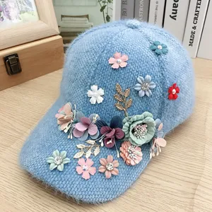 Berretto da baseball peloso blu con fiori in strass e cappello invernale caldo da donna.