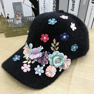 Primo piano del berretto da baseball peloso nero, cappello invernale caldo con strass
