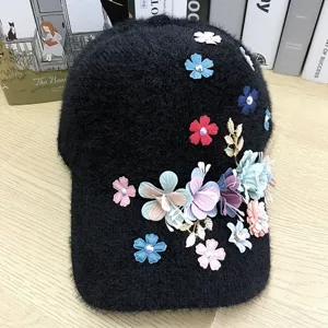 Dettaglio berretto da baseball in peluche da donna con strass, morbido cappello invernale.