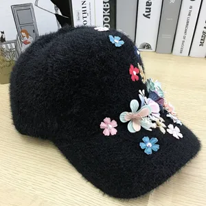 Berretto da baseball invernale in peluche caldo per donna, spesso con decoro in strass.
