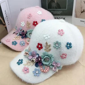 Berretto da baseball in peluche spesso e caldo con fiori e strass stile invernale.