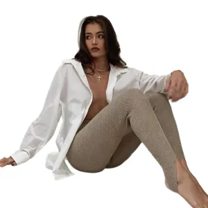 Damen gerippte Steghose Sport Leggings kombiniert mit weißem Hemd Hauptansicht Präsentation.