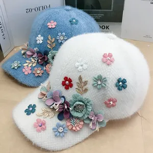 Berretto da baseball invernale soffice con strass e fiori, cappello caldo in peluche donna.