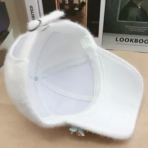 Dettaglio interno del berretto da baseball in peluche bianco e fibbia in metallo, cappello.