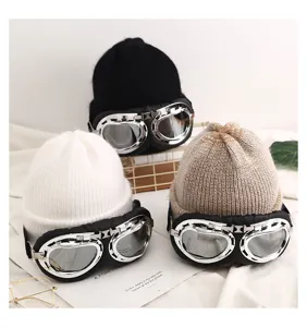 Gorro de punto con detalles de gafas de aviador, gorro cálido de invierno, vista detallada.