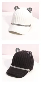 Vue de détail du bonnet tricoté strass oreilles de chat, chapeau d'hiver chaud et élégant.