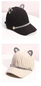 Vue de detail de casquette de baseball en tricot avec oreilles de chat en strass, bonnet d'hiver.