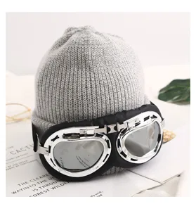 Gorro de punto cálido de invierno con detalle de gafas de aviador, cómodo y moderno.
